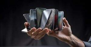 手機延用碳排試算主題視覺：新機製造碳足跡與維修碳排的對比圖