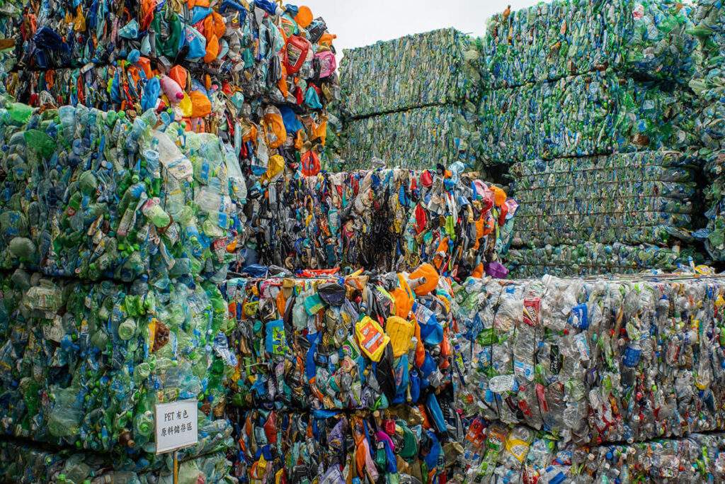 再生塑膠品質困境主題視覺：原生塑膠與多次回收塑膠的分子鏈斷裂對比