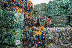 再生塑膠品質困境主題視覺：原生塑膠與多次回收塑膠的分子鏈斷裂對比